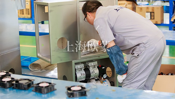 实拍欧蒙技术人员对小型喷雾干燥机进行装配